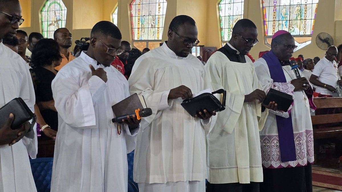 FrUgochukwu's tweet photo. The Catholic Diocese of Mamfe in Cameroon, begins the Funeral Rites for Bishop Francis Teke Lysinge with the prayer of the Office of the Dead. He passed away at age 87 on July 29, 2026, after serving as bishop from 1999 until his retirement in 2014. He will be laid to rest tomorrow.

May his soul continue to rest in peace🙏