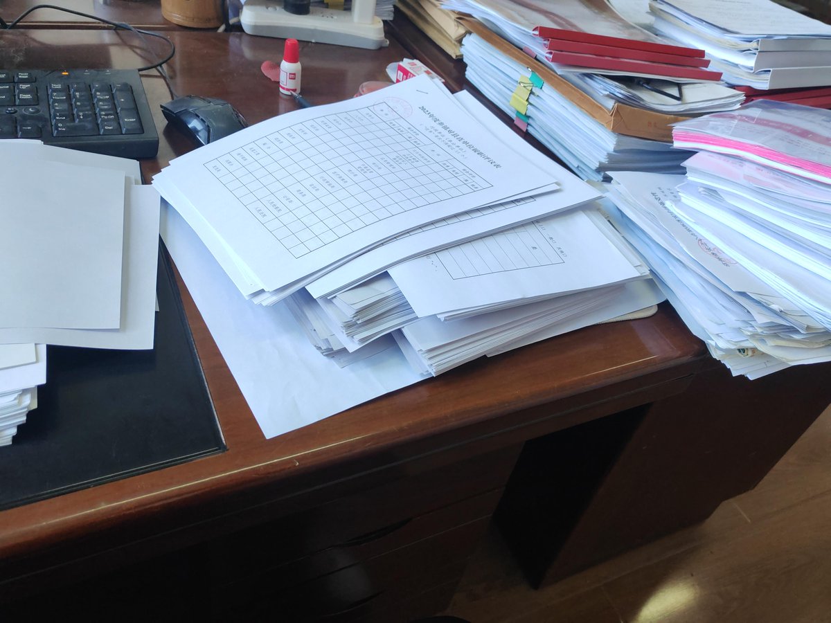Aiko_Darling's tweet photo. Wrapped up a messy but productive day at the desk. Off to grab a post-work coffee! https://t.co/orKWvrbn7X