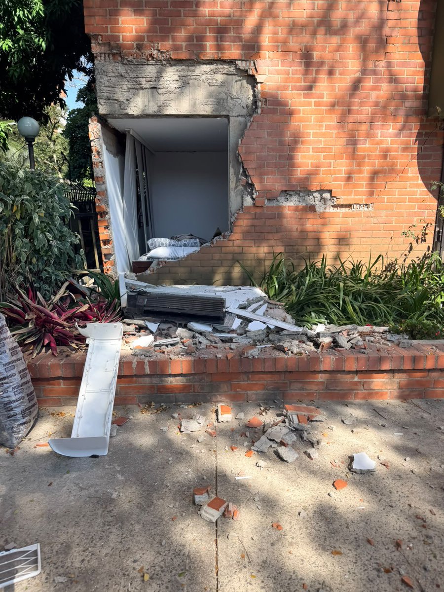iHLBRAVE's tweet photo. Hola, no suelo hacer esto pero quería pedirles su colaboración para mi familia, ellos viven en Cali y lamentablemente perdieron el lugar donde vivían, tiene riesgo de caída y no pueden sacar nada de lo que tenían, si alguien puede y quiere ayudar con lo que sea es de mucha ayuda https://t.co/DnDpi1cIP7