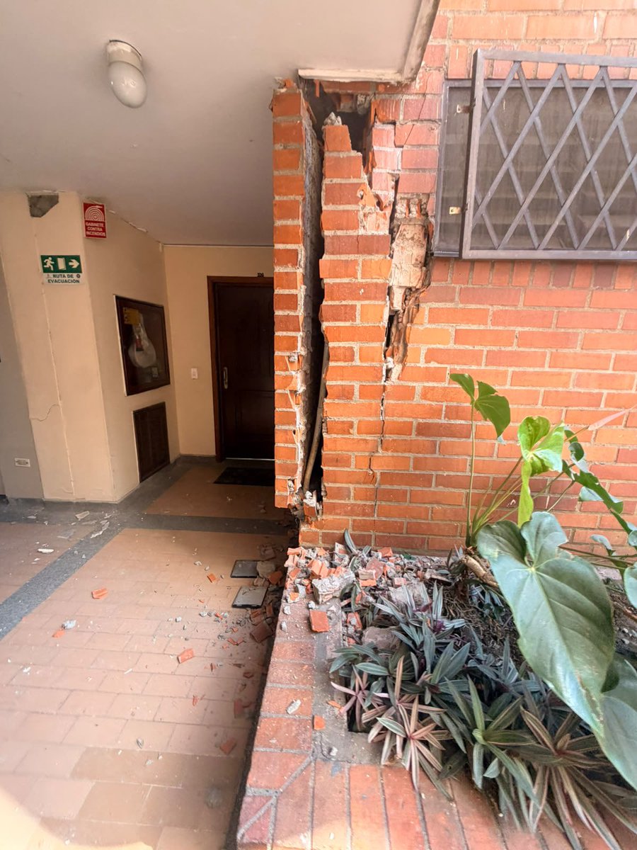 iHLBRAVE's tweet photo. Hola, no suelo hacer esto pero quería pedirles su colaboración para mi familia, ellos viven en Cali y lamentablemente perdieron el lugar donde vivían, tiene riesgo de caída y no pueden sacar nada de lo que tenían, si alguien puede y quiere ayudar con lo que sea es de mucha ayuda https://t.co/DnDpi1cIP7