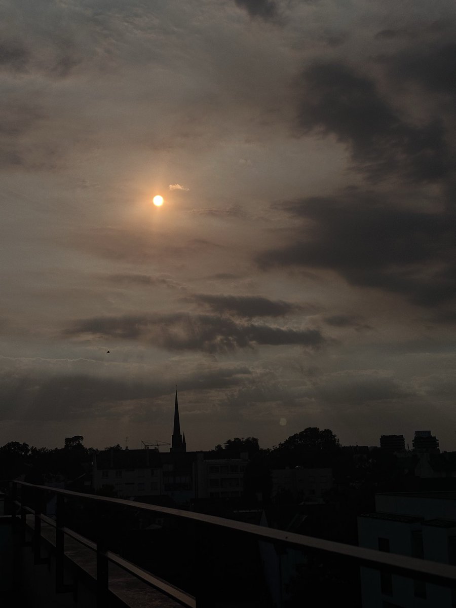 ze_bouc's tweet photo. @DIVIZIO1 question
Cette annee l’eclipse n’est pas en pleine journée, le soleil decline a l’horizon… pourtant l’eclipse a quand meme lieu
Pourquoi? https://t.co/OSTkmQYovA