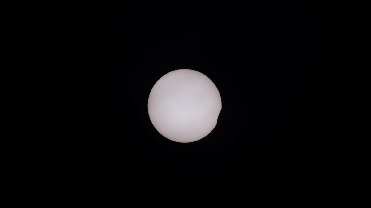 elespanolcom's tweet photo. 🔴 #URGENTE | El eclipse total de Sol empieza a verse en toda España

🔗 Sígalo en directo aquí: https://t.co/pDkQ9YlZKY https://t.co/MibrXMpeWu