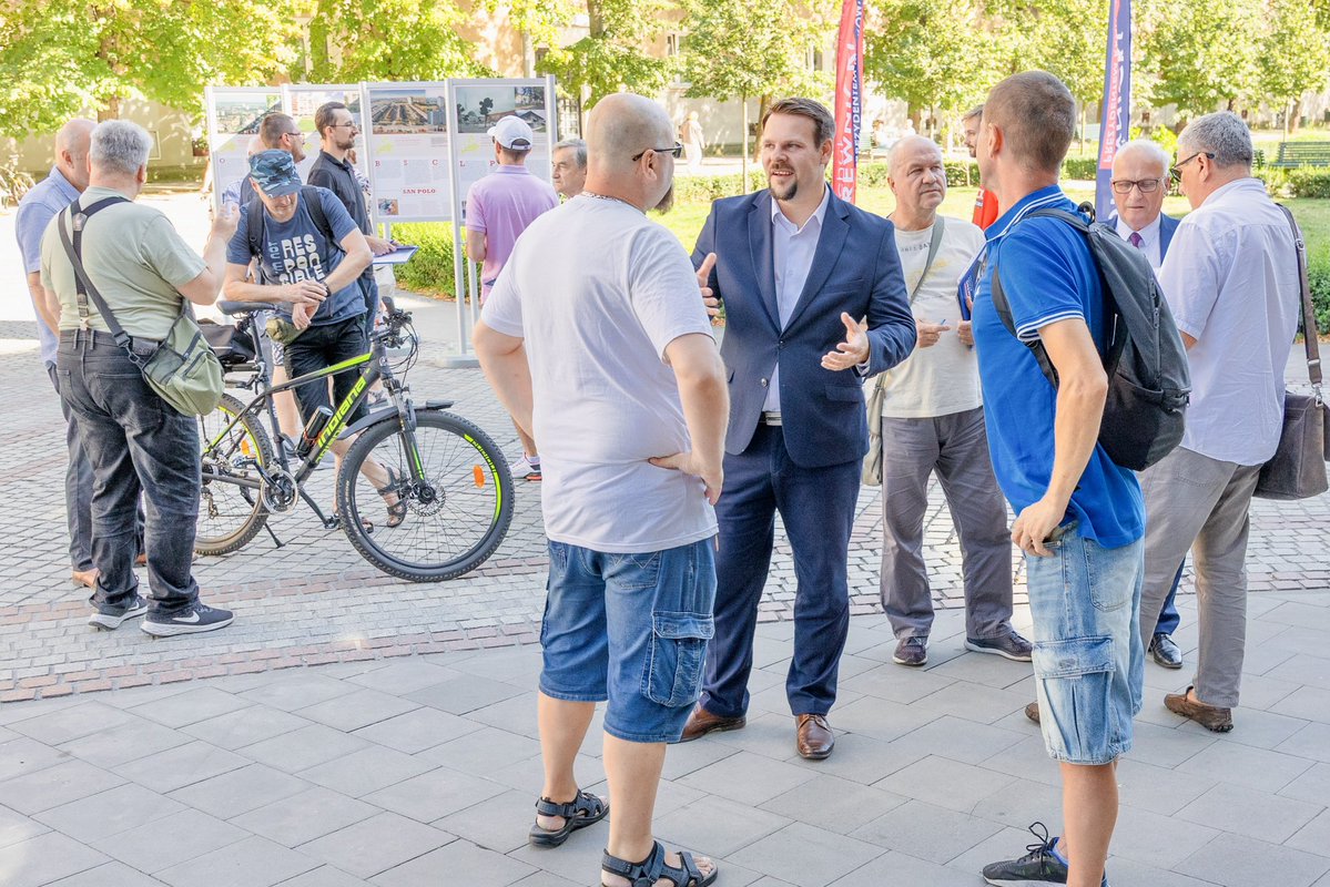 MichalDrewnicki's tweet photo. Nowa Huta - dziękuję! ❤️

Dziś Aleja Róż znów była miejscem rozmów, spotkań i dobrej energii. Kolejne podpisy poparcia, ale przede wszystkim kolejne rozmowy o przyszłości Krakowa.

Jesteśmy wśród ludzi i nie zwalniamy. W bój o Kraków! 💪 https://t.co/x7Supyim0d