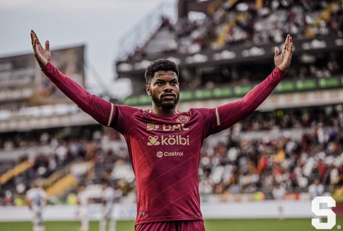 chepebomba's tweet photo. Parece difícil, pero no descartemos que Newton Williams, delantero panameño del Saprissa, termine vistiendo los colores de la Selección de Costa Rica.
Suena a quimera, pero ojo.
El abuelo de Newton es tico.
Si Thomas Christiansen no contase con Williams para el proceso 2030, Newton tomaría la decisión de representar a CR.

¡PUNTO Y PELOTA! #MentiraNoEs 🐐💣