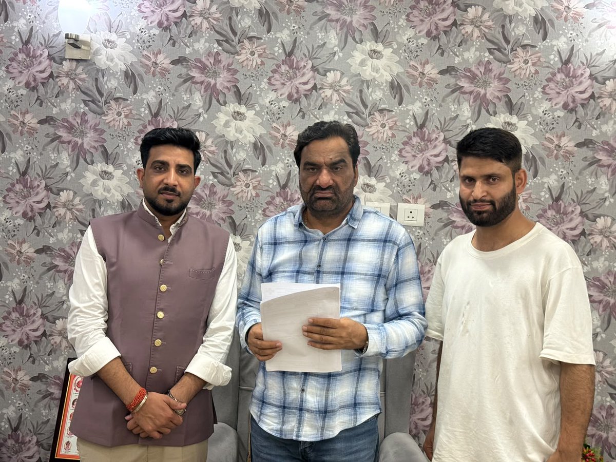 hanumanbeniwal's tweet photo. आज दिल्ली स्थित आवास पर FMGE जून 2026 परीक्षा से प्रभावित विद्यार्थियों के प्रतिनिधिमंडल द्वारा मुझे ज्ञापन सौंपा गया। ज्ञापन में विद्यार्थियों ने परीक्षा की निष्पक्षता, पारदर्शिता और मूल्यांकन प्रक्रिया को लेकर अपनी गंभीर चिंताएं व्यक्त कीं। 
इस महत्वपूर्ण विषय को केंद्रीय स्वास्थ्य मंत्रालय के समक्ष मजबूती से उठाया जाएगा।
युवाओं के अधिकारों, पारदर्शी परीक्षाओं और न्यायपूर्ण व्यवस्था के लिए राष्ट्रीय लोकतांत्रिक पार्टी सदैव अग्रणी भूमिका में लड़ाई लड़ेगी |