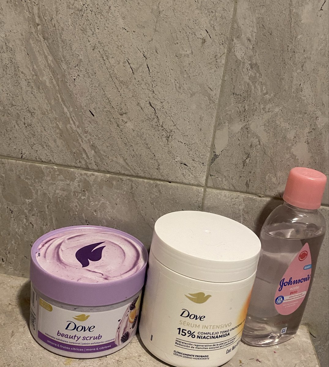 venusenIeo's tweet photo. chicas compre esto influenciada por tiktok pero les juro que nunca tuve la piel TAN suave 10/10 recomiendo https://t.co/70SyaU4FEG