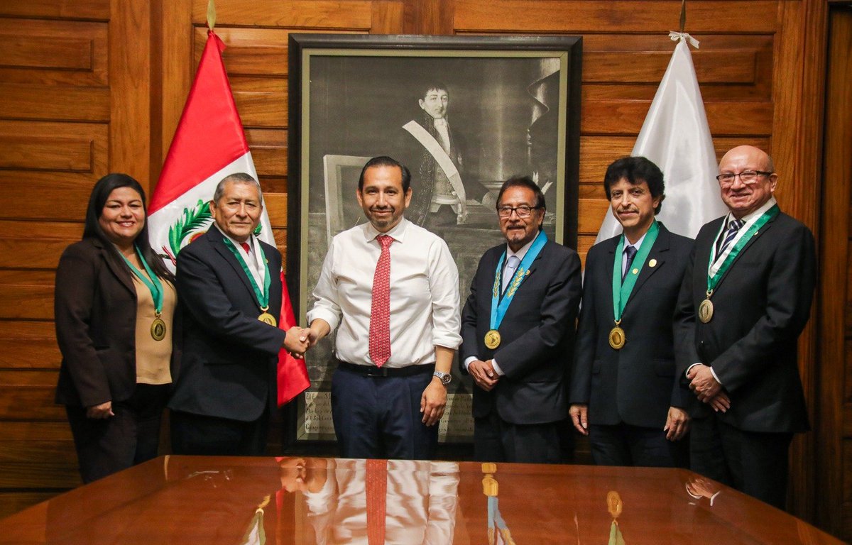 Minsa_Peru's tweet photo. 🤝 𝗧𝗿𝗮𝗯𝗮𝗷𝗼 𝗮𝗿𝘁𝗶𝗰𝘂𝗹𝗮𝗱𝗼 𝗽𝗮𝗿𝗮 𝗺𝗲𝗷𝗼𝗿𝗮𝗿 𝗹𝗮 𝗴𝗲𝘀𝘁𝗶𝗼́𝗻 𝗲𝗻 𝘀𝗮𝗹𝘂𝗱
#NotaInformativa | El ministro de Salud, Luis Dyer, junto a su equipo técnico, se reunió con el decano del Colegio de Licenciados en Administración del Perú, Próspero Santiago Rosales Alvarado, y miembros de su Consejo Directivo.
✅ Durante el encuentro abordaron acciones orientadas a ordenar la gestión, mejorar los procesos administrativos y hacer más eficiente el funcionamiento del sector Salud en beneficio de la población.