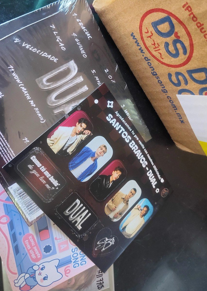 maii000_'s tweet photo. Por finn llegó hasta mi cerro 😭 
Mi primer y mejor álbum jsjsjs 
@DongSongShop 
Me tocaron 2 photocards grupales https://t.co/0qA9yas7Pn