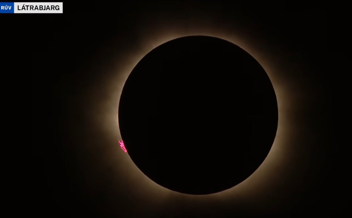 astro4pics's tweet photo. Here's today’s total eclipse as seen from Iceland!!! https://t.co/H2ePerJz2I
