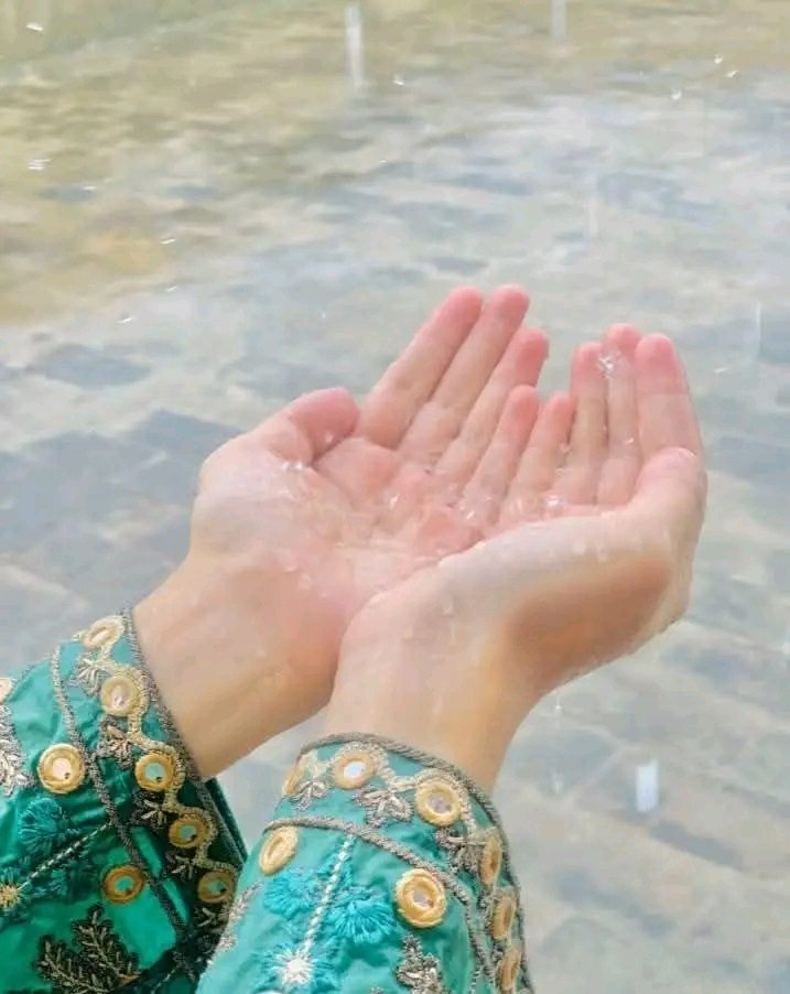 Zunairakha804's tweet photo. ہمیں گلہ دنیا سے نہیں اپنی "سادگی" سے ہے ...❤️‍🩹🥲
ہم نے ہر ہاتھ ملانے والے کو مخلص سمجھ لیا تھا💔🥺

#خان_کو_عوام_کے_سامنے_لاو https://t.co/UtYFc0Ml8p