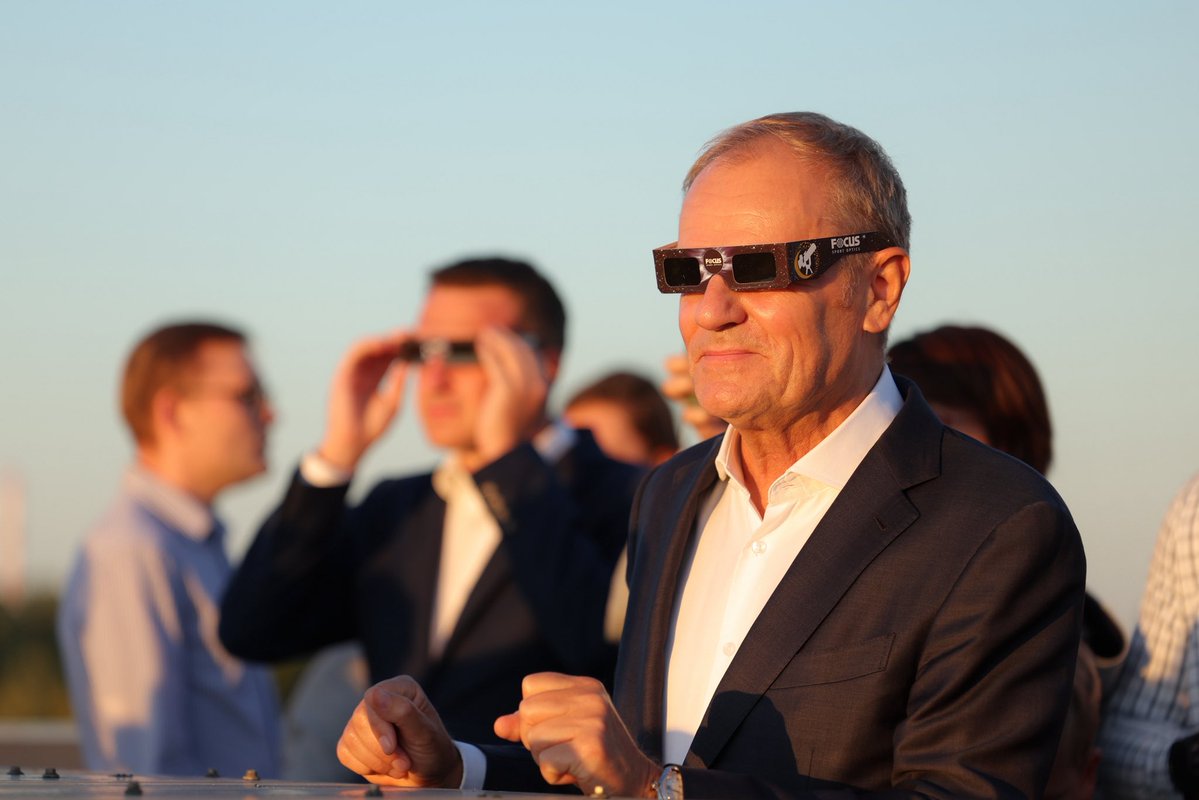 donaldtusk's tweet photo. Zaczynamy Operację „Zaćmienie”. https://t.co/ekd5IUMJdg