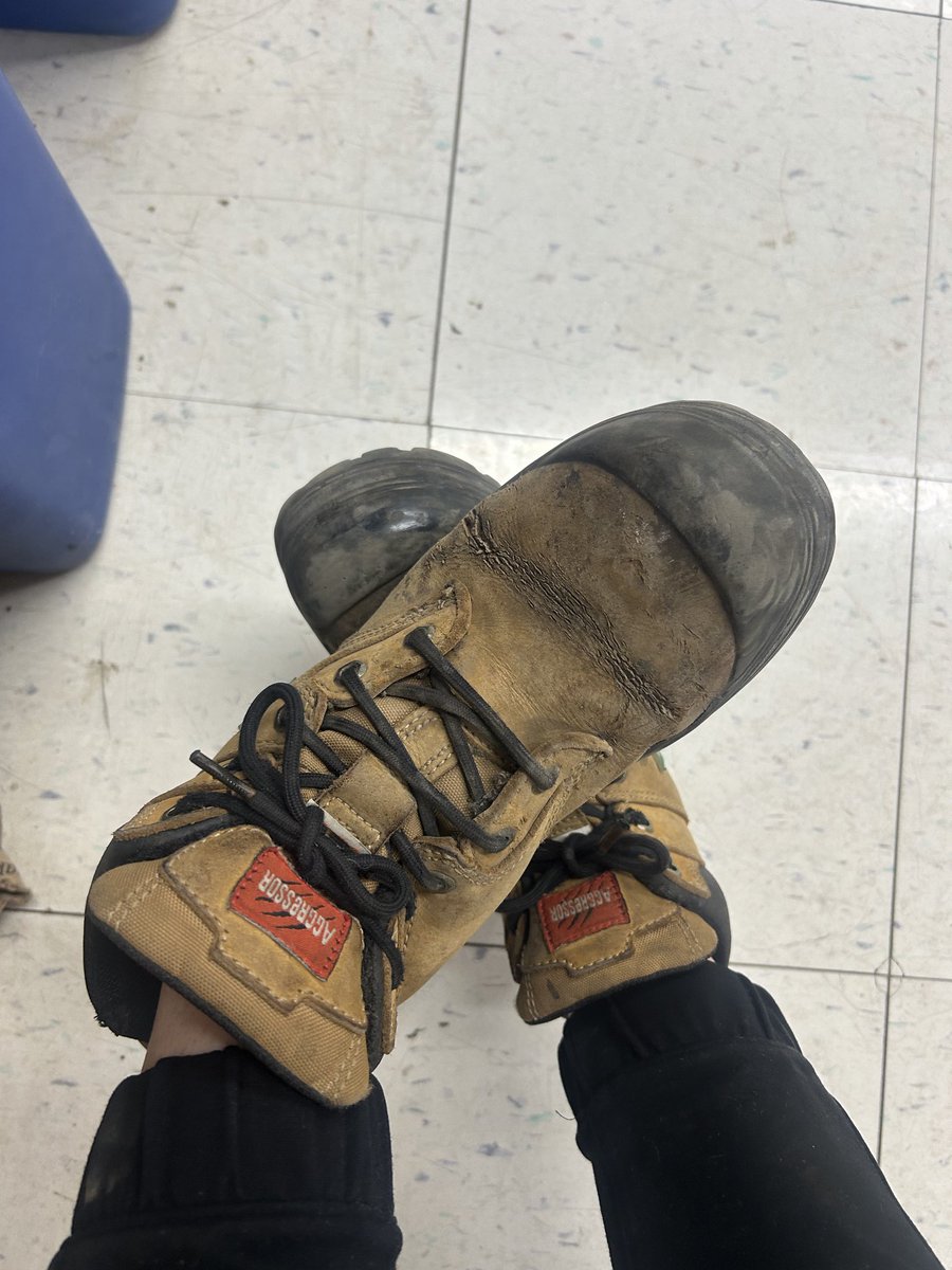 baresolesCo's tweet photo. did you miss me?🥰 #feet #feetfinder #workboots https://t.co/BqWtjiwTZb
