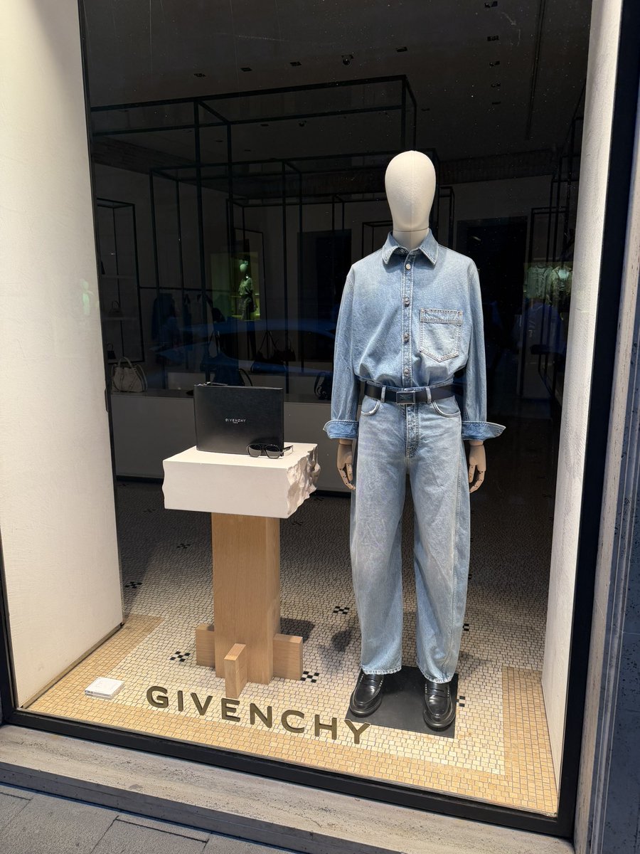 RodrigoLimans's tweet photo. Aqui em Roma na Itália, a Givenchy esta vendendo o look da Menina do Ministério do Etrom 😂 https://t.co/OqwIcAoQqg