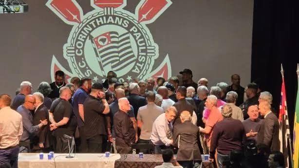 FielNaAlma's tweet photo. ATENÇÃO, CORINTHIANO! 🚨

Vão tentar transformar o Memphis em vilão. Não se esqueçam: vazaram o contrato dele e passaram meses espalhando que o cara ganhava R$ 6, 7, 8 milhões por mês, sendo que o contrato está aí, claro para todos.

Erraram na condução da volta dele aos gramados, prejudicando até o jogador em relação à Copa do Mundo pela seleção.

Agora vão tentar pintar o Memphis como mercenário. Fiquem ligados.

Antes de o Memphis pisar no Corinthians, a dívida do clube já passava de R$ 3 bilhões. E são justamente os mesmos que ajudaram a construir esse cenário que agora dizem querer “salvar” as finanças do clube.

📷 Reprodução