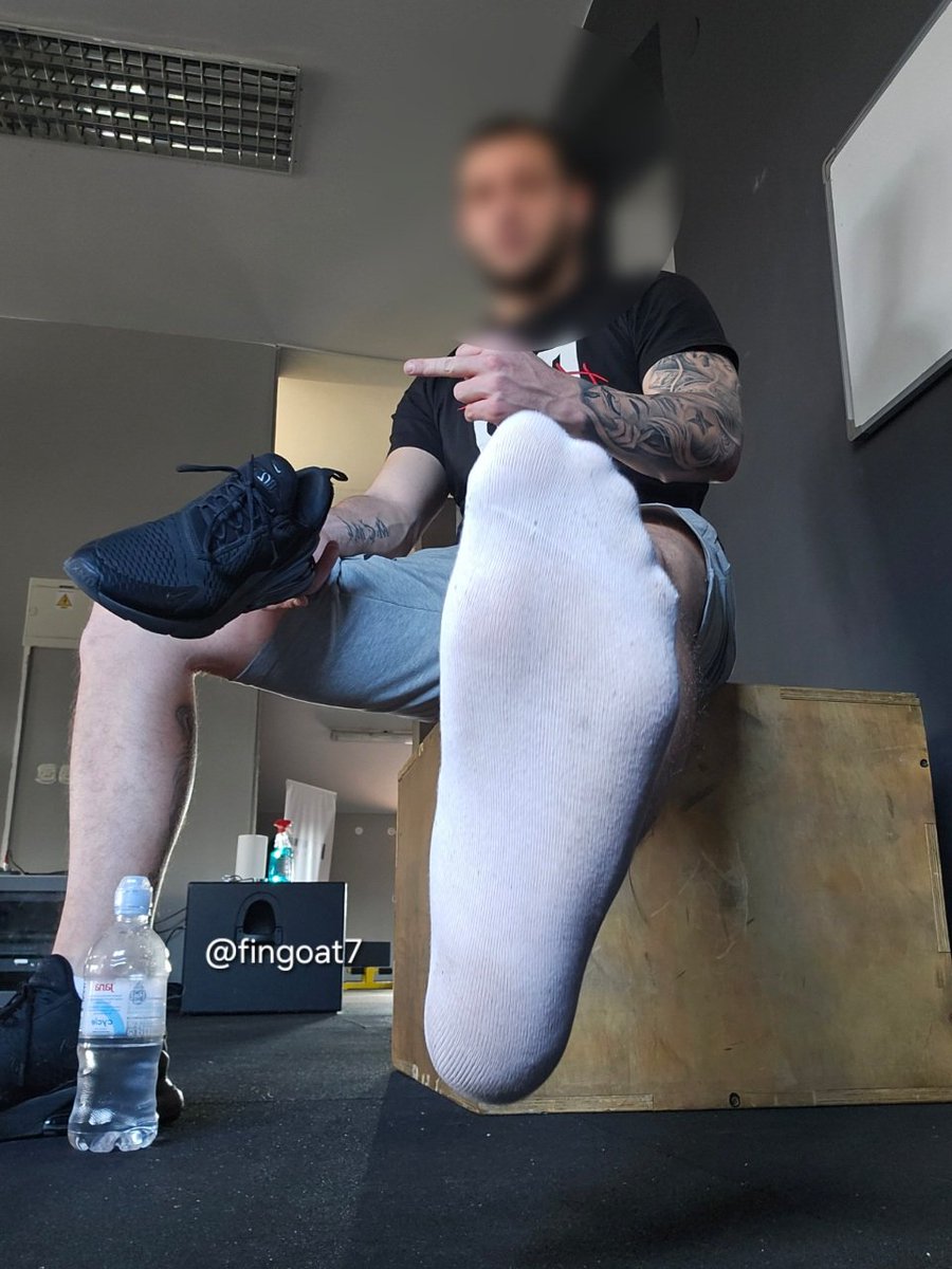 fingoat7's tweet photo. You can keep pretending you’re not obsessed with sweaty gym socks and 15sized feet https://t.co/wW4lCdyvVP