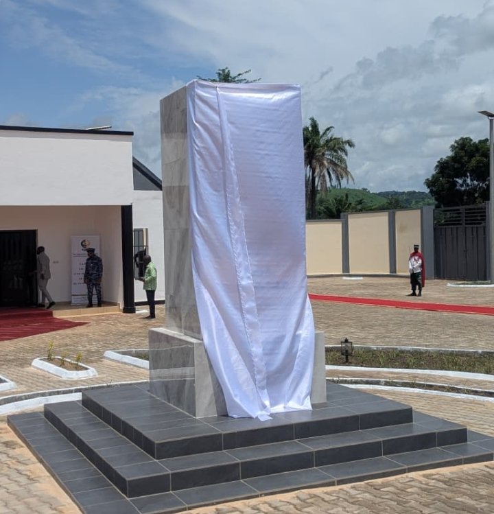 VAgbobli's tweet photo. Le #Togo honore ses grandes figures historiques. Inauguration à Siou du «Mausolée #KléberDADJO», ancien chef d'État et premier officier de l'armée. Un symbole fort de réconciliation nationale porté par le @HcrrunTogo .
#Histoire #HCRRUN #Siou #Doufelgou https://t.co/R6jVU7Fg2U