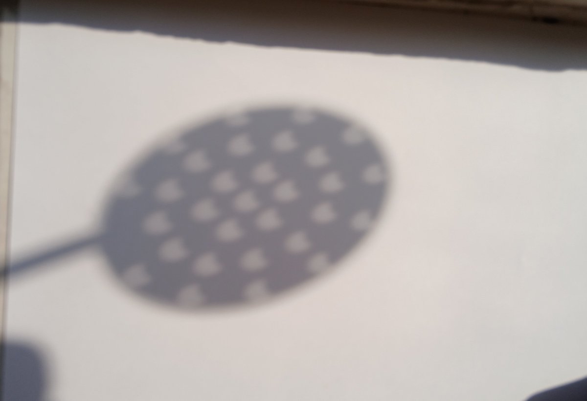Marimar_7J's tweet photo. Viéndolo desde casa y poniendo en práctica el experimento este de las sombras. https://t.co/v3FbYlLkE1