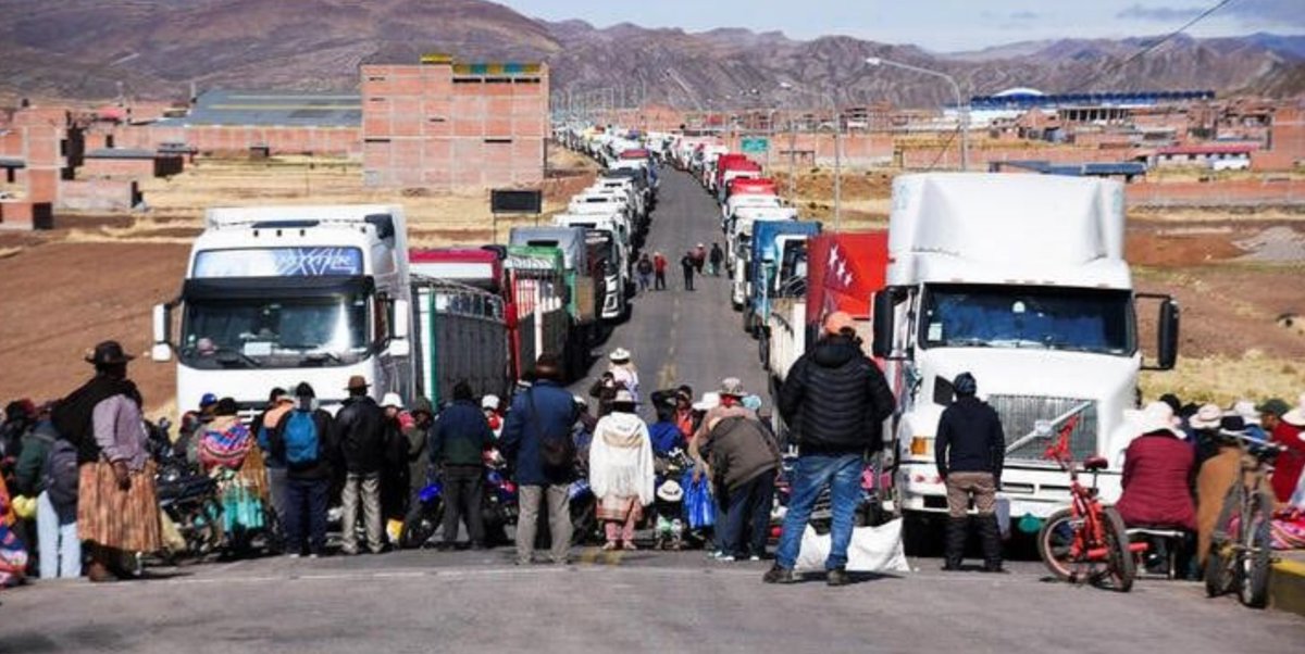teleSURtv's tweet photo. 🚨 Bloqueos y paro de transportistas en la Amazonía de Perú por el alza del combustible. Ucayali está en paro indefinido con corte de la carretera Federico Basadre. El diésel subió al doble del precio de febrero y el gasohol creció 53 %.
#teleSUR #Perú #Ucayali #Combustible #12Ago