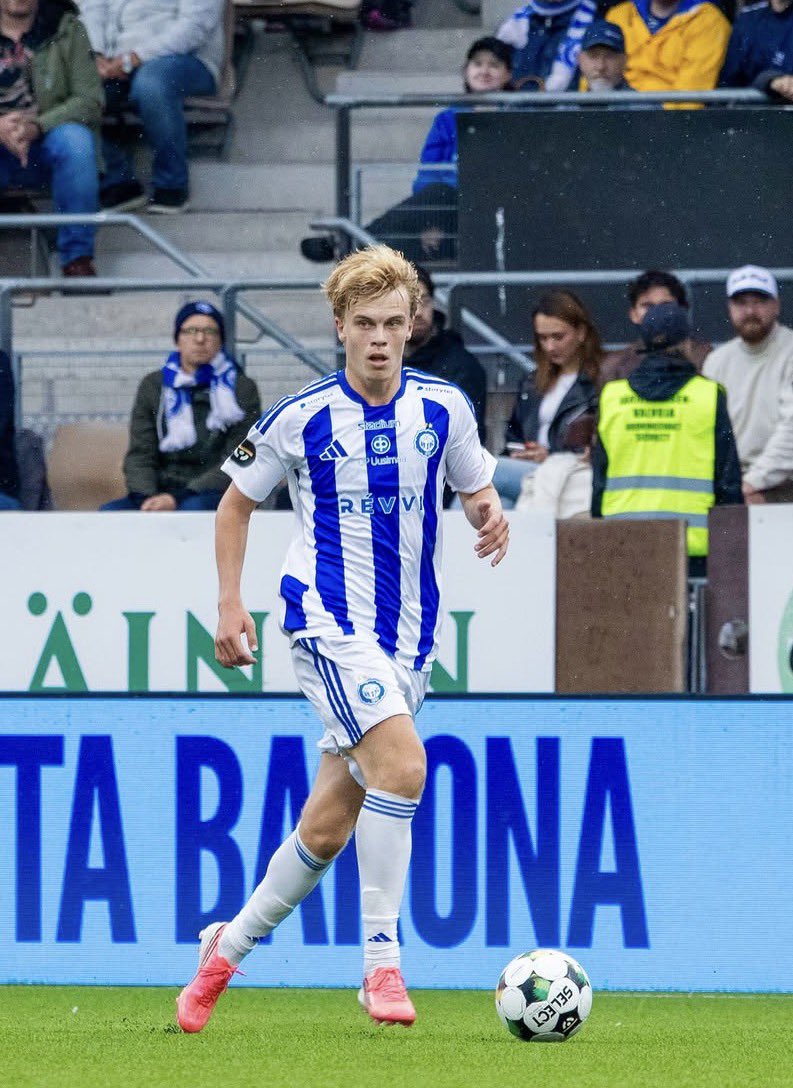 WFCGRONINGEN's tweet photo. De #Graafschap is bezig met een Fin van het AIT Management Agency 

Lijkt te gaan om Toivo #Mero een 18 jarige 🇫🇮 LW van HJK #Helsinki https://t.co/pSZvaOwnjU