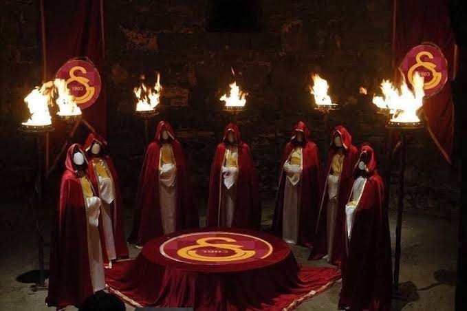 CihanDurmaz63's tweet photo. @forzacimbom Derin Gs olaya el attı eğlence zamanı değil transfer zamanı ❤️💛 https://t.co/GRKnMf08Pp