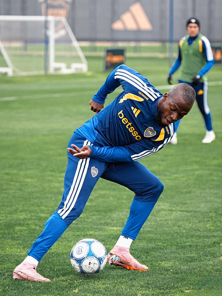 BocaJrsOficial's tweet photo. No paramos 👊🇸🇪 https://t.co/wTE6Mf8N2e