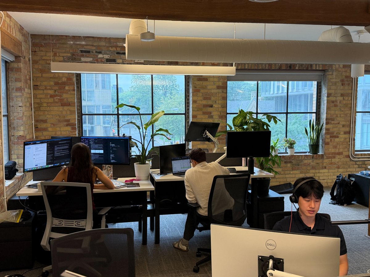 humphreysu's tweet photo. offices are 10x more cozy when you get plants https://t.co/zGpBvJCRmL