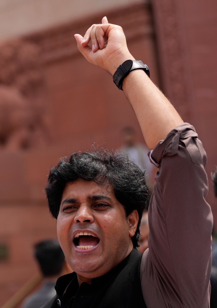 ShayarImran's tweet photo. रंग-ए-महफ़िल चाहता है इक मुकम्मल इंक़लाब
चंद शम्ओं के भड़कने से सहर होती नहीं।।
- क़ाबिल अजमेरी https://t.co/SrKMT6hiD8