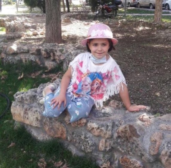 TutsakBebekler's tweet photo. Anne ve babasının aniden götürülmesine şahit olan Selma, ağır bir süreç yaşadı.

Selma'nın akdeniz ateşi hastalığı var. Annesi Gülhan Erdoğan'a kavuştu ancak babası AİHM kararlarına rağmen hâlâ cezaevinde.

@zekikayahan
İbrahimHalilAl Yaşasın https://t.co/gwFQ2P5JDk