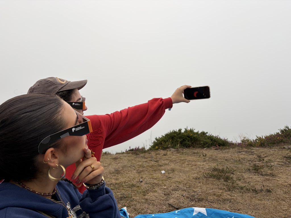 verocaastillo_'s tweet photo. para los que dicen que en asturias no se ve el eclipse… nosotras lo estamos viendo perfectamente https://t.co/1wnU2xwvGa