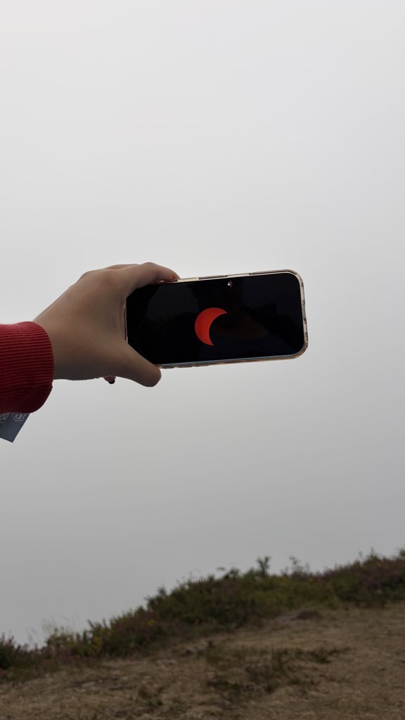 verocaastillo_'s tweet photo. para los que dicen que en asturias no se ve el eclipse… nosotras lo estamos viendo perfectamente https://t.co/1wnU2xwvGa