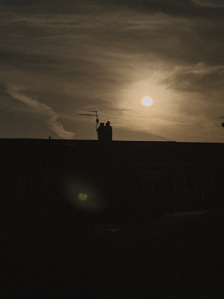 makeenetics's tweet photo. SOLAR ECLIPSE!!!!! https://t.co/Br9rDuIJKa