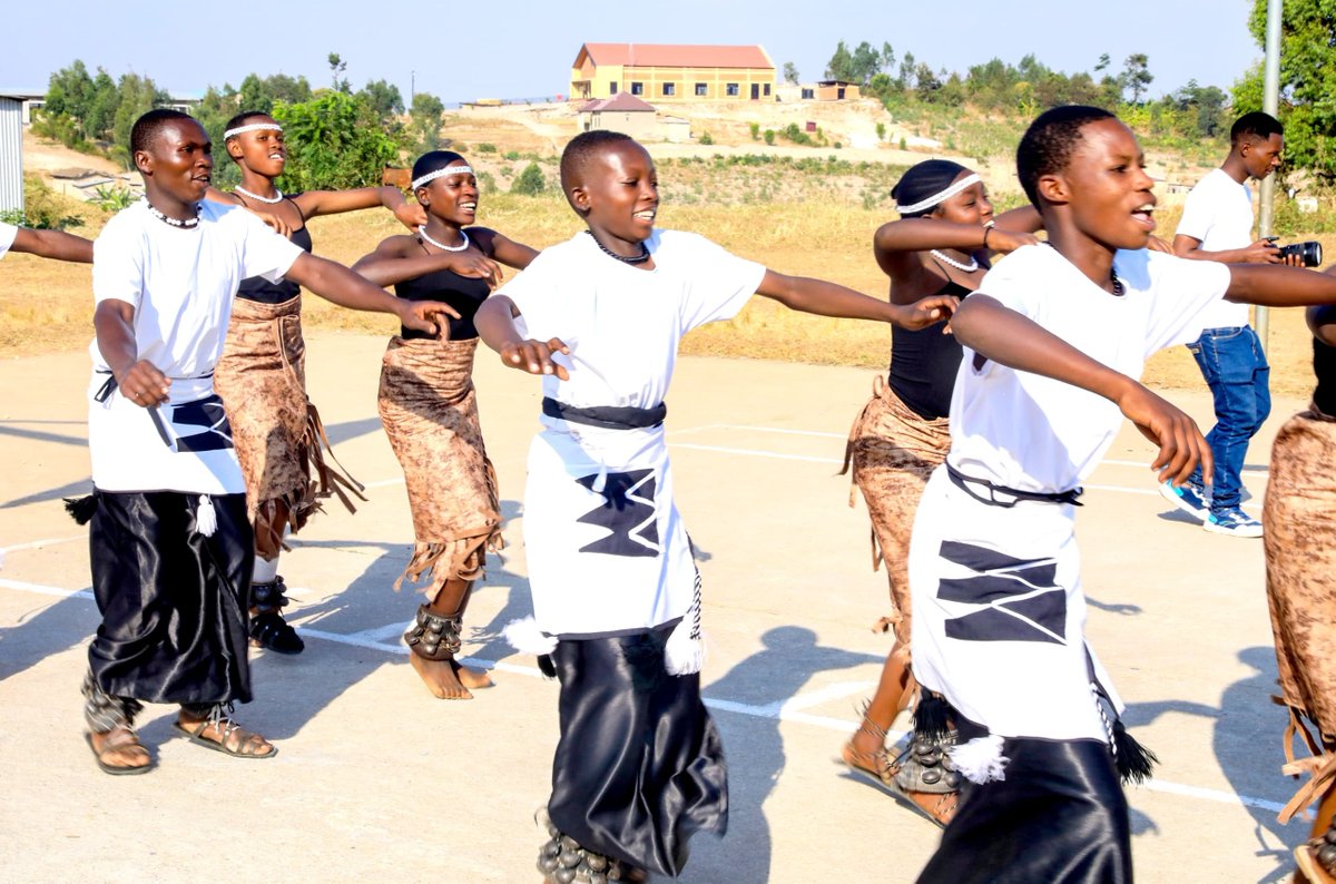 nycnyanza's tweet photo. Uyu munsi kimwe n'ahandi hose mu @NyanzaDistrict mu Mirenge igize akarere habereye ibikorwa byo kwizihiza Umunsi Mpuzamahanga w'Urubyiruko. Ku rwego rw'Akarere wizihirijwe kuri @YegoNyanza aho twari kumwe na Meya w'akarere @P_Kajyambere, inzego z'umutekano, Urubyiruko n'abandi. https://t.co/HDq7pY48pw
