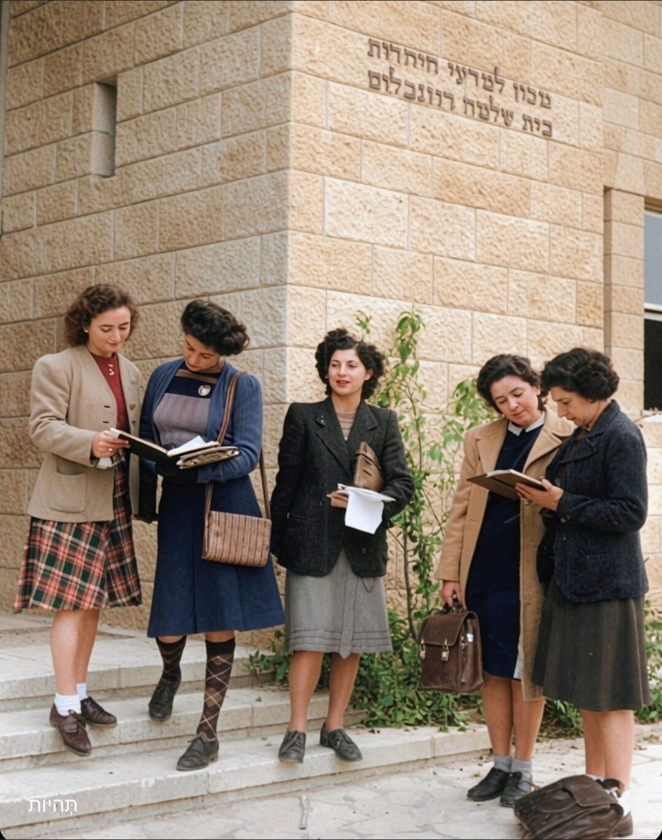 historyinpic9's tweet photo. לומדות באוניברסיטה. ירושלים, 1947. https://t.co/f2qwI79jla