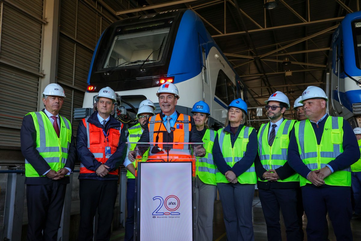 MTTChile's tweet photo. 🚆 Buenas noticias para el Limache-Puerto

Desde Limache, el biministro Louis de Grange y el presidente de EFE Valparaíso, Pablo Allard, anunciaron que en septiembre entran en operación 2 nuevos trenes que se suman al servicio. https://t.co/N2SImOzTqy