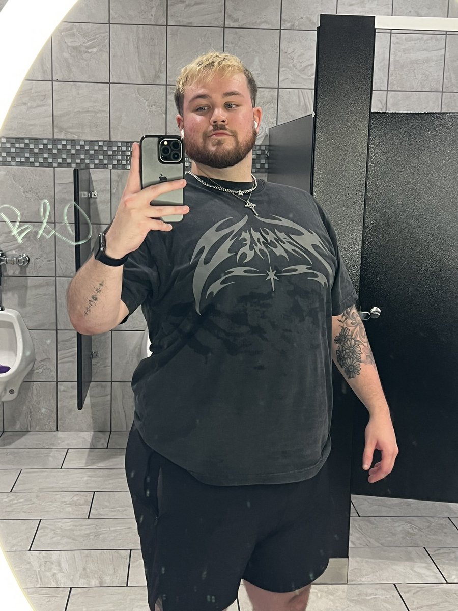 SoopaCoop's tweet photo. leg day always makes me wanna have my hole licked and played with https://t.co/QqRkvxJn3a