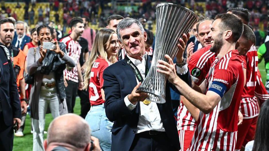 Nickrop05's tweet photo. Ολυμπιακός είναι οι προπονητές και οι παίκτες του.

Ούτε οι προέδροι, ούτε οι ατζέντηδες.

Με αγάπη.❤️

#OlympiacosFC https://t.co/PU4y52TztY