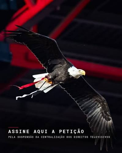 Guilhermeffonts's tweet photo. A partir da época 2028/29, por Decreto-Lei já aprovado, os direitos televisivos do futebol português deixam de ser negociados individualmente por cada clube e passam a ser vendidos em bloco, pela Liga, e depois distribuídos de forma pouco claros. Tudo isto foi aprovado sem debate público sério, sem um estudo económico independente e sem uma consulta real ao mercado. 

Aqui há que ser franco. O Benfica chegou tarde a esta discussão, é um facto. Mas isso, neste momento, interessa pouco. O que interessa é que esta é a última oportunidade real de pressionar os decisores políticos. 

Porque a verdade é que Pedro Proença tratou este tema de forma habilidosa. Não quis discutir o que devia ter sido discutido, a começar pela reformulação dos quadros competitivos, sem a qual a centralização é uma promessa sem um produto apelativo. E preferiu atalhar caminho, limitando-se a acenar aos clubes um estudo feito à medida, com o intuito de os convencer que o futebol português vale mais do que efetivamente vale e que esta centralização seria uma galinha de ovos de ouro, que todos já perceberam que não é. 

Para o Benfica, a fatura estimada é de cerca de 15M€, por ano. Todos os anos daqui para a frente. Isto é dinheiro que não entra pelas portas da Luz e que, por isso, não é investido para tornar o Benfica mais forte. 

Aqui chegados resta-nos assinar a petição pública pela suspensão e revisão do modelo. Bem sabemos que as petições públicas acabam por ser um instrumento pífio na nossa democracia. Todavia, se há instituição que consegue inverter esta tendência é o Sport Lisboa e Benfica, que pela sua grandeza tem de conseguir obrigar a Assembleia da República a olhar para este tema com a seriedade que merece. 

Fica, por último, um apelo direto à Direção do Sport Lisboa e Benfica. Que se usem todos os meios para chegar aos Benfiquistas, incluindo, por exemplo, o envio de SMS que tão bem resultou nas eleições mais participadas da história do clube, e já agora do mundo.

Link para a Petição: https://t.co/CLCGYQxdyR