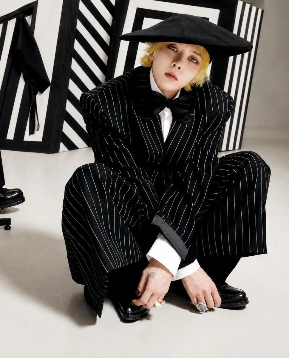 Coup_dEtat5's tweet photo. THESE #GDRAGON SHOTS  BELONGS TO THE LOUVRE !

                   OBSESSED! https://t.co/Ho5s2bfFRr