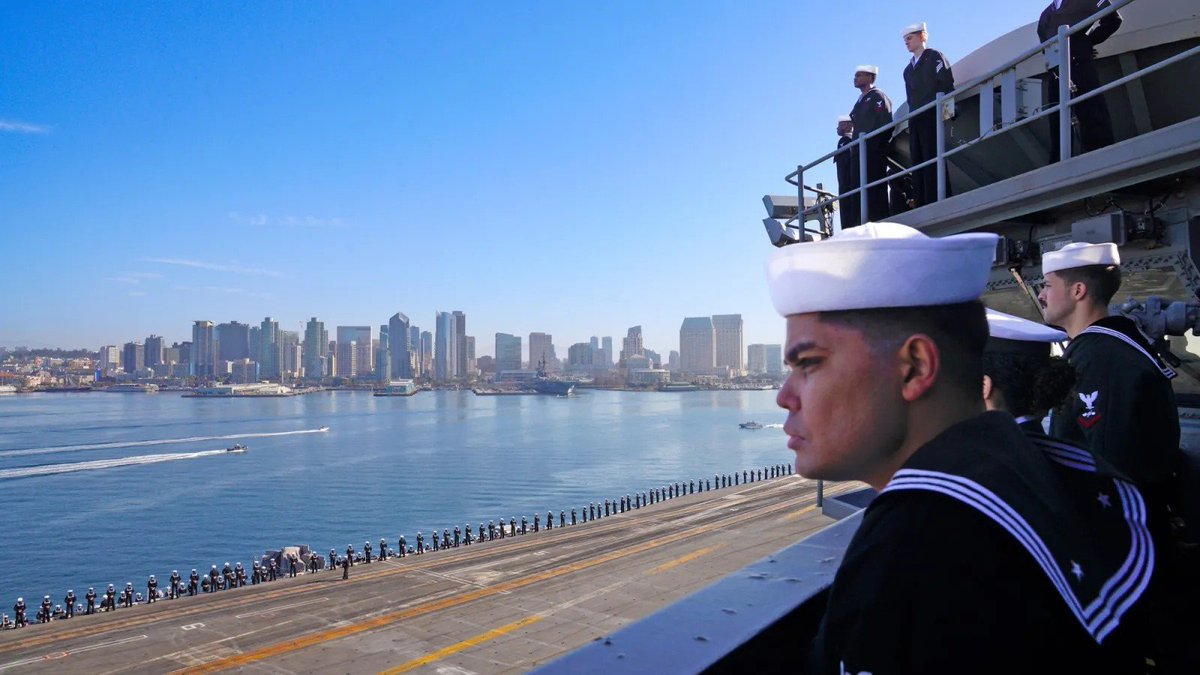 IranObserver0's tweet photo. ⚡️BREAKING: American Sailors are trying to Jump Overboard from the Lincoln Aircraft Carrier deployed in the Middle East

Sailors complain about daily Iranian Attacks, Long Deployments, and a lack of Proper Food

Iranian strikes on American Military Bases have severely Disrupted Logistics for the deployed Soldiers