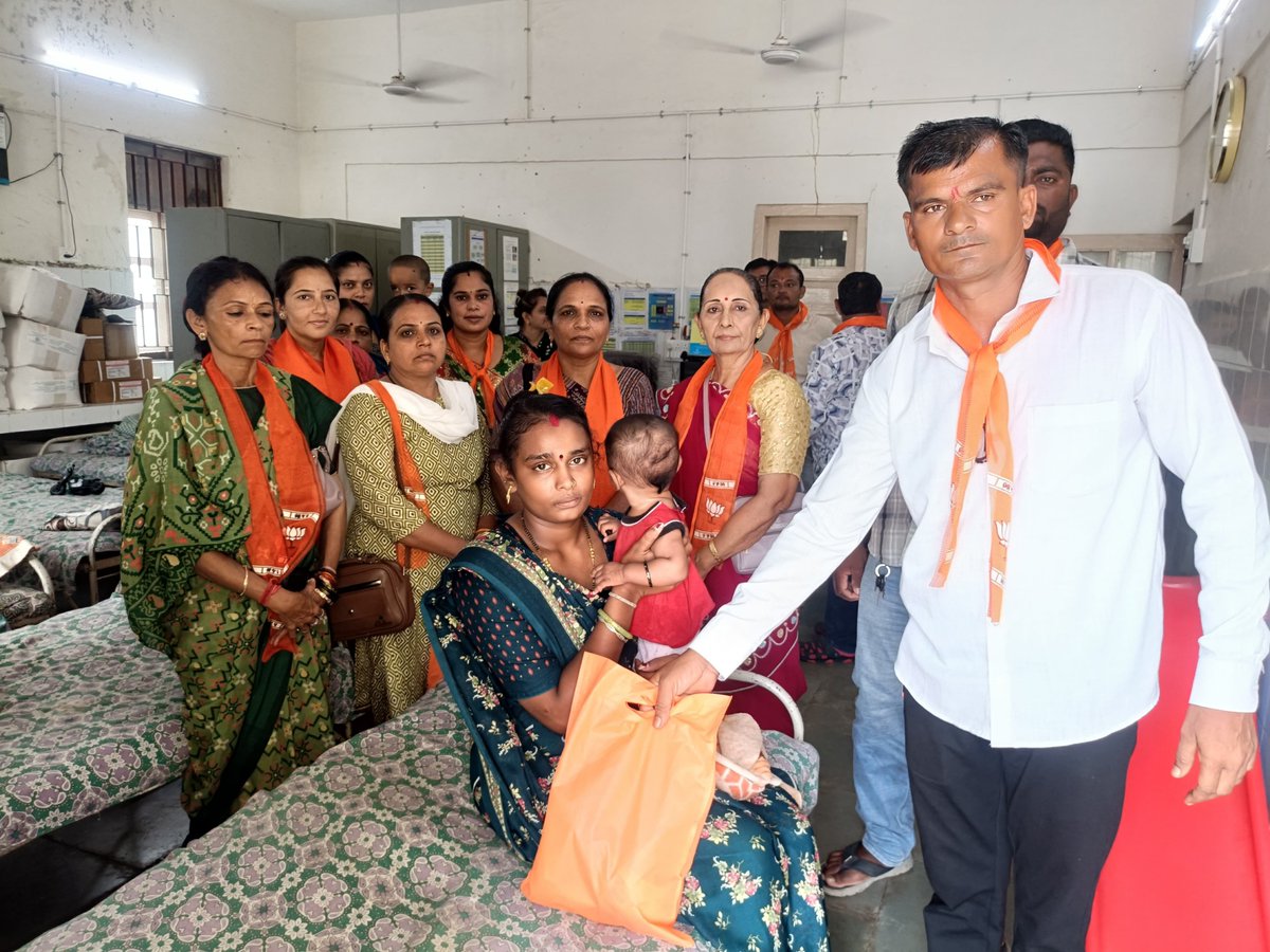 KCRathodUna's tweet photo. ગુજરાત પ્રદેશ ભાજપ અધ્યક્ષશ્રી જગદીશભાઈ વિશ્વકર્માજીના જન્મદિવસ નિમિત્તે ઉના ખાતે મહિલા મોરચા દ્વારા સેવાકીય પ્રવૃત્તિનું આયોજન કરવામાં આવ્યું હતું.

ઉના સરકારી હોસ્પિટલમાં પ્રસૂતિ બહેનોને ફ્રૂટ કીટનું વિતરણ કરવામાં આવ્યું હતું. (1/1) https://t.co/xpVmzwXRmC