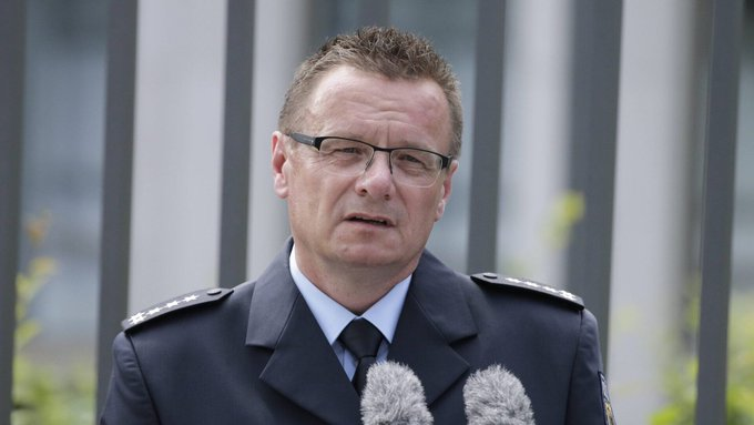 BJilge's tweet photo. Unfassbar, dass dieser Mann nach der Wende Karriere in der Bundespolizei machen konnte, während kleine Dorfpolizisten wegen Stasi-Spitzelei entlassen wurden. Unfassbar auch, dass er nach diesem offenen Putsch-Aufruf gegen ein demokratisches Wahlergebnis noch Uniform und Waffe tragen darf.