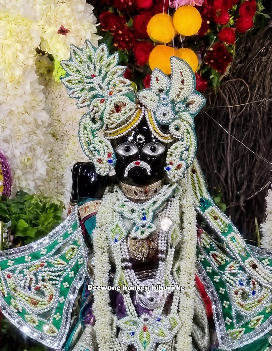 GitaInspire's tweet photo. ठाकुर श्री बांके बिहारी जी महाराज के इस साल के आखिरी फूल बंगले में दिव्य संध्या दर्शन 12/08/2026 🌺
.
जय बिहारी जी की❤️🌺 https://t.co/qtg4HlkOvM