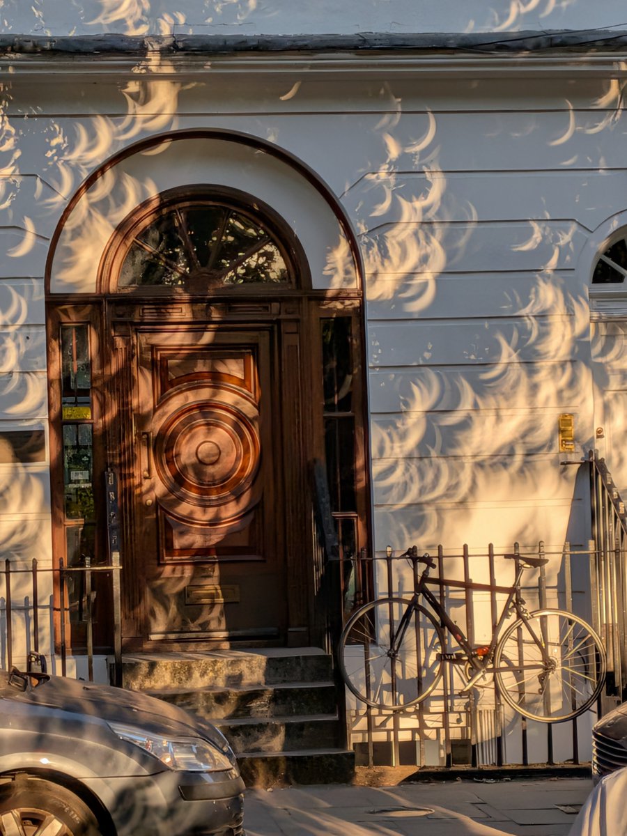 NigelBn's tweet photo. Through the leaves on Highbury Fields, pinhole style projections of the eclipse https://t.co/SYBvBCKeir