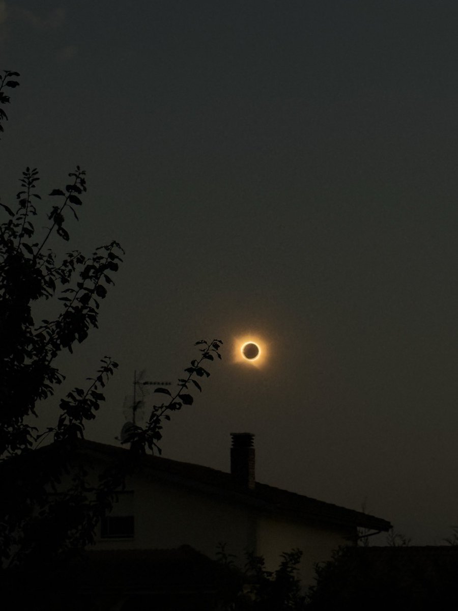 andoni_casen's tweet photo. Que pasada☀️🌑 https://t.co/Loa1wNaiSb