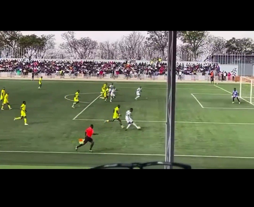 Theodolphe1's tweet photo. @ogalorenzo You cannot be offside if you are behind the ball when your teammate plays it. They might be wrongfull in many cases but not on this goal. https://t.co/0j8tvNdWyK