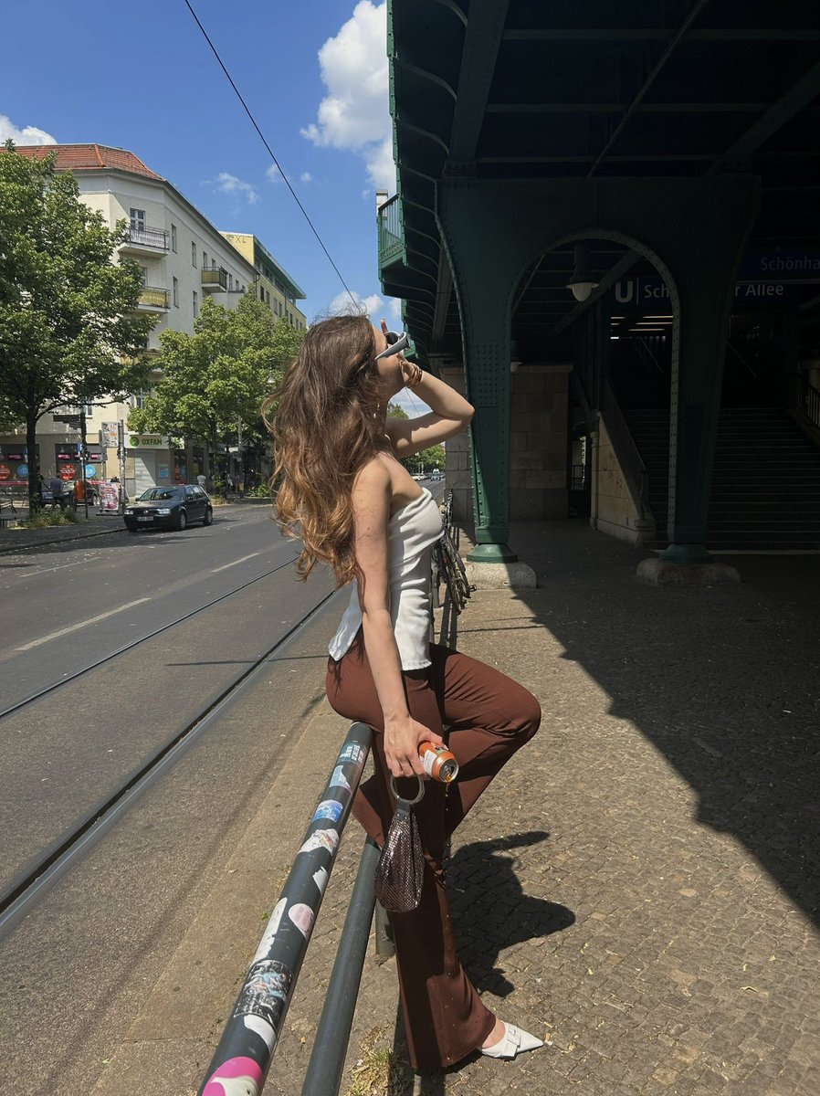 AreaGoddes_us's tweet photo. Die Sonne fällt auf meine Haut, als hätte selbst sie verstanden, dass ich im Mittelpunkt stehe. 🫦

Meine Silhouette, Taille, perfekter Po in der engen Hose: alles daran zieht deinen Blick unwiderruflich auf meine Perfektion✨

Das Leder heels, meine langen Beine: alles bedeutet für dich bedingungslose Vergötterung🤭
Dein Mini hält es nicht mehr aus: an mich abzudrücken ist keine Wahl sondern ein Automatismus.💸

#findom #drain #melkung #lederheels #herlsfetisch #assworship #zahlsklave #zahlfetisch #camsession #