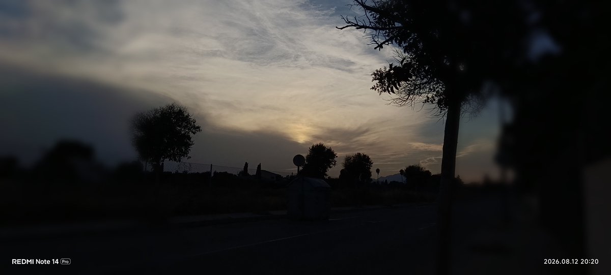 Phrismamp's tweet photo. Put*s Nubes #alicante #eclipse https://t.co/TIUdrJcZmP
