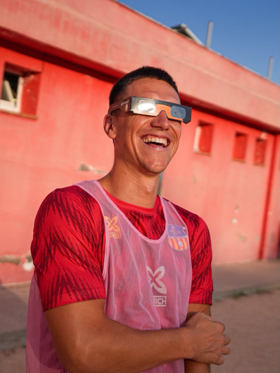 GolSinVAR's tweet photo. Muchos partidos amistosos hoy en miércoles han parado para ver el eclipse.
La @uesantandreu también
#ViveTuEclipse https://t.co/W450jlmgRZ