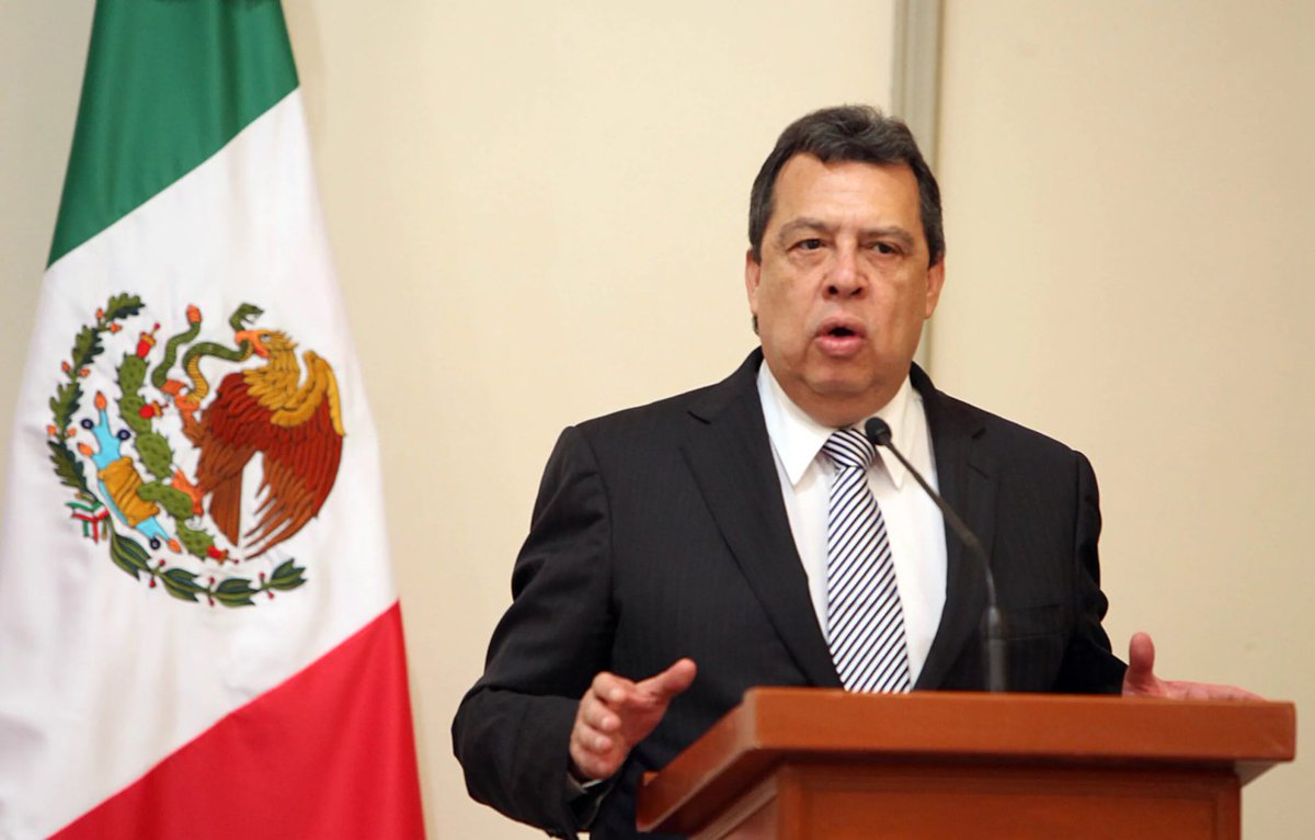 teleSURtv's tweet photo. 🚨 Un juez federal mexicano ordenó proceso contra el exgobernador de Guerrero, Ángel Aguirre, por el caso Ayotzinapa. Es acusado de desaparición forzada y de ordenar destruir vídeos sobre los 43 estudiantes desaparecidos en 2014.
#teleSUR #México #Ayotzinapa #Justicia #12Ago https://t.co/uxFLjNvSSw
