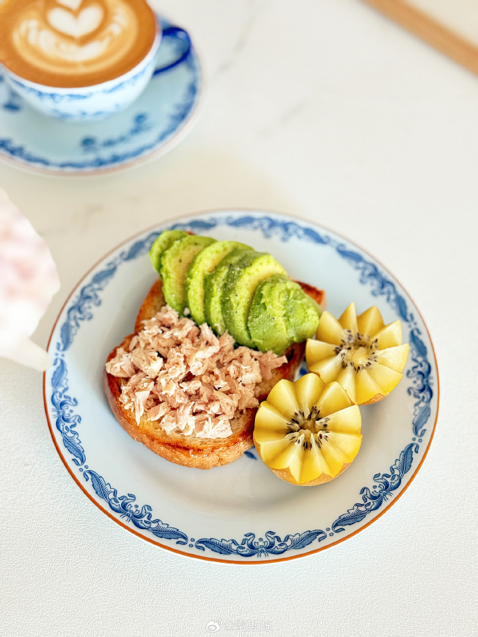 MalettoAlex's tweet photo. Just had the most creamy avocado toast with a side of hot latte—sunshine on my plate, calm in my cup ， https://t.co/o1AHRe225K